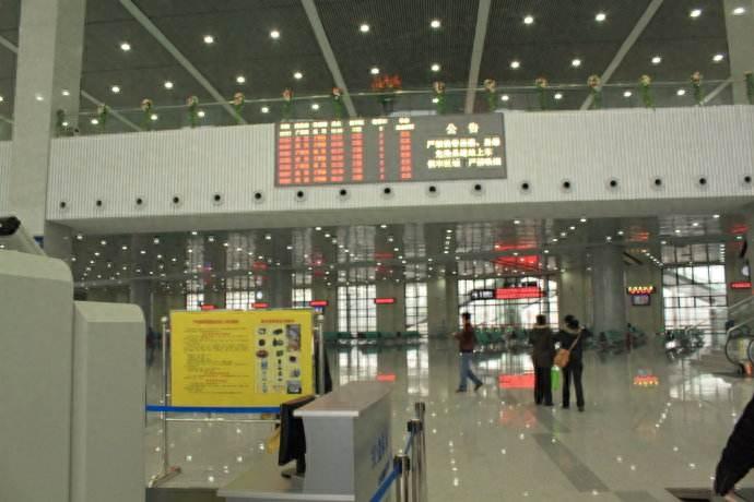 洞庭湖旁，龙舟家乡——岳阳东站