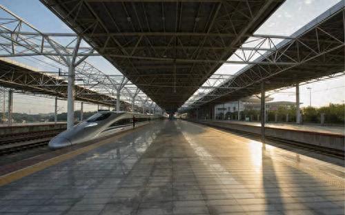 洞庭湖旁，龙舟家乡——岳阳东站