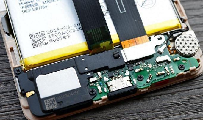 华为荣耀V8拆解各方面都很到位