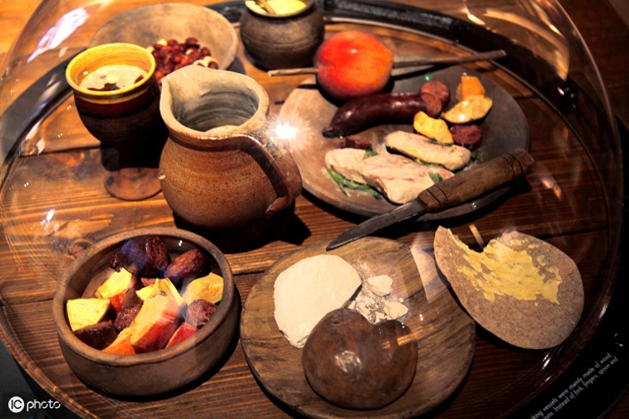 维京人(古挪威语：víkingar)，别称北欧海盗