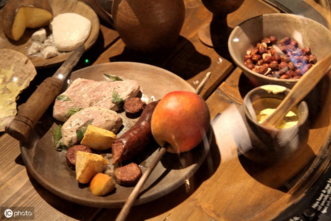 维京人(古挪威语：víkingar)，别称北欧海盗