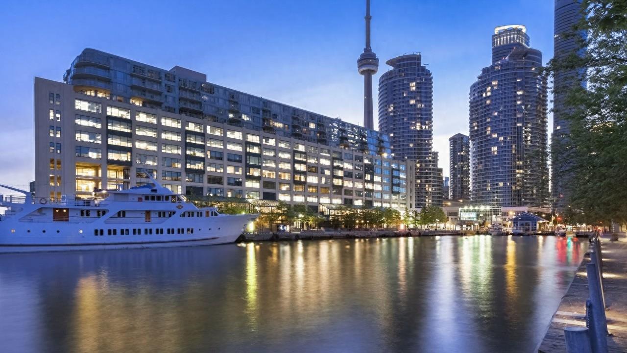 是多伦多的标志性建筑，也是世界第二高的通讯塔