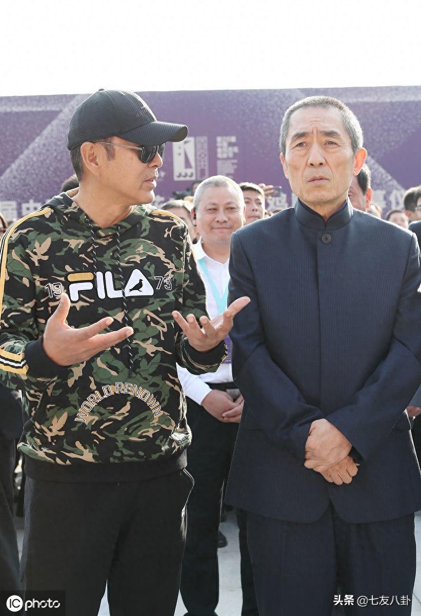 艺术家气息!张艺谋穿中山装似老干部,与张国立说悄悄话笑开怀