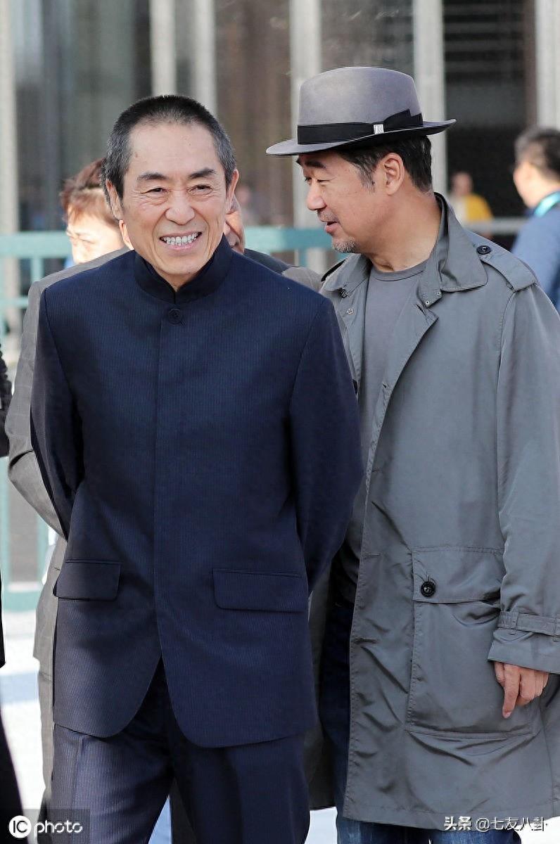 艺术家气息!张艺谋穿中山装似老干部,与张国立说悄悄话笑开怀