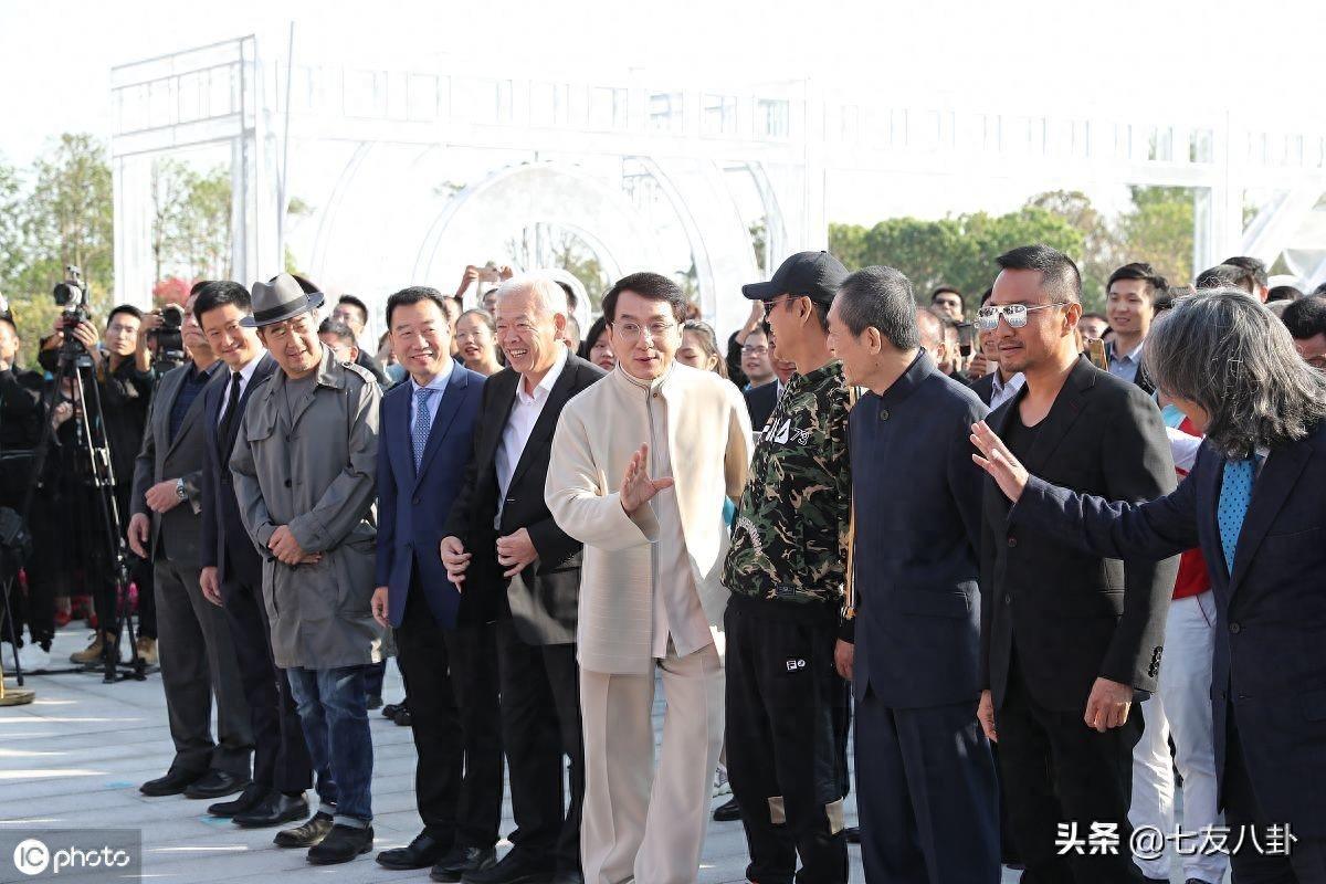 艺术家气息!张艺谋穿中山装似老干部,与张国立说悄悄话笑开怀