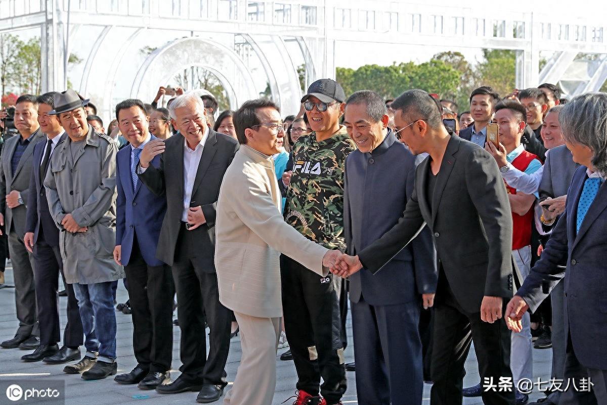 艺术家气息!张艺谋穿中山装似老干部,与张国立说悄悄话笑开怀