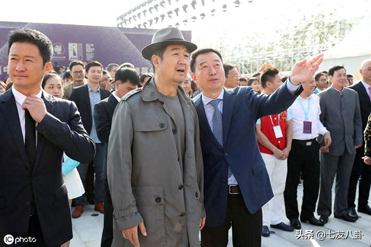 艺术家气息!张艺谋穿中山装似老干部,与张国立说悄悄话笑开怀