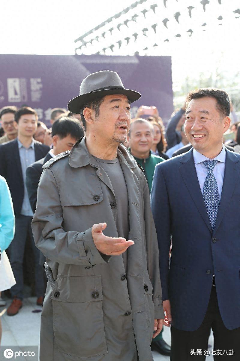 艺术家气息!张艺谋穿中山装似老干部,与张国立说悄悄话笑开怀