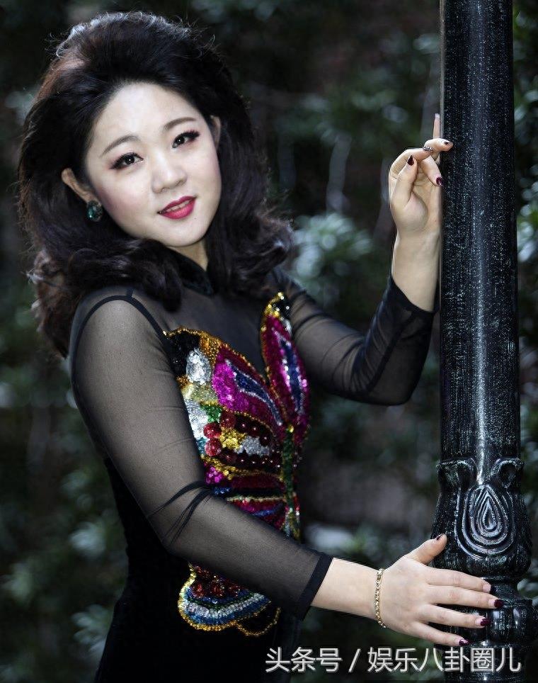 简直就是糟蹋!邓丽君模仿者造型辣眼睛,风尘味太浓了