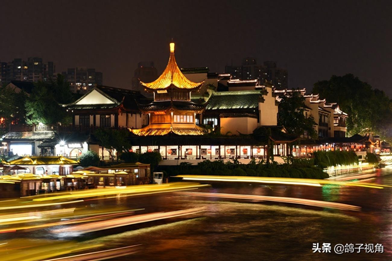 夫子庙畔秦淮河夜景灯火阑珊美不胜收，游人如在画中游