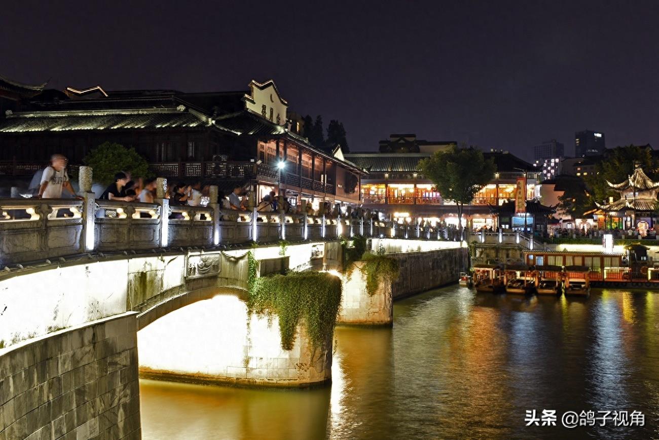 夫子庙畔秦淮河夜景灯火阑珊美不胜收，游人如在画中游