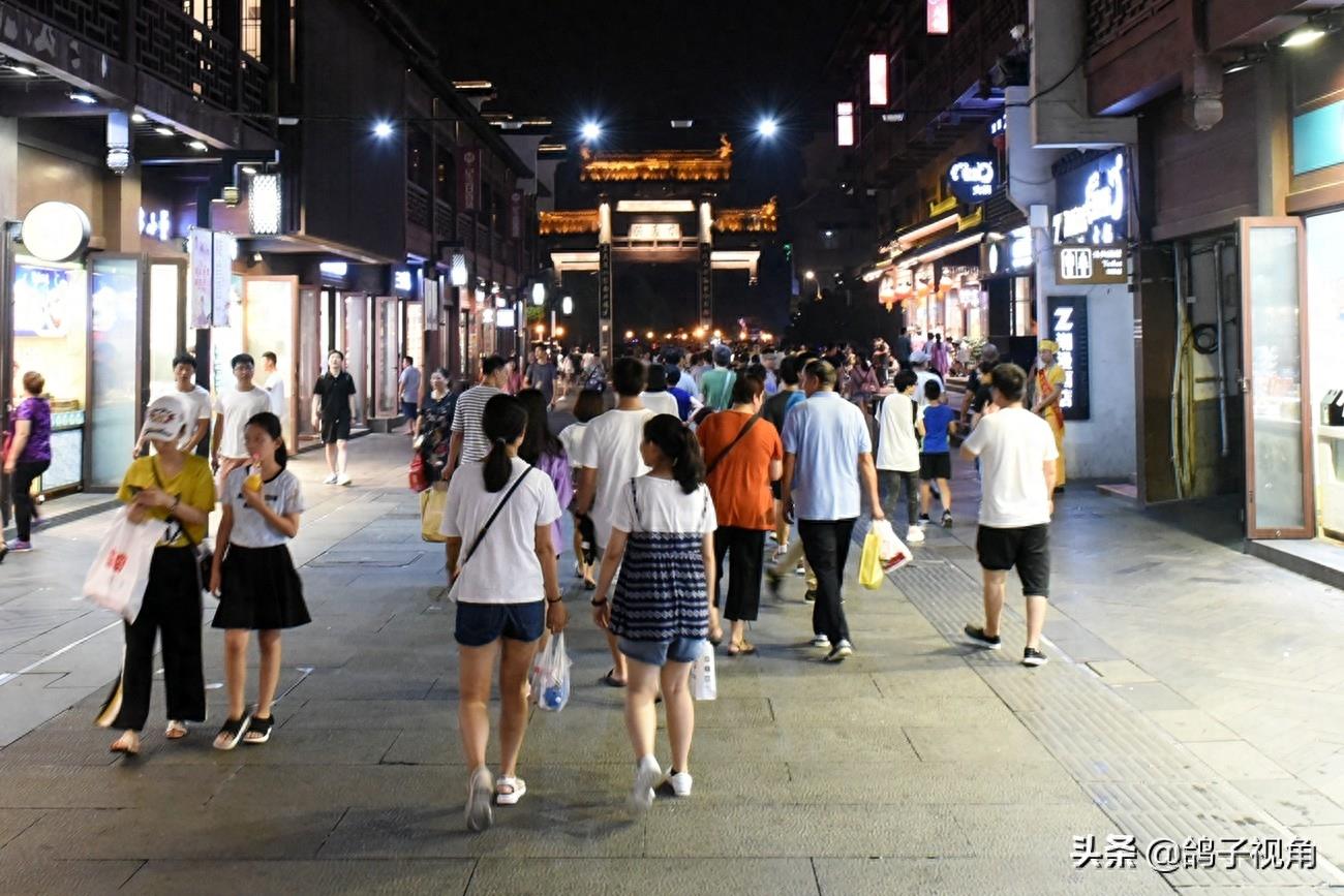 夫子庙畔秦淮河夜景灯火阑珊美不胜收，游人如在画中游