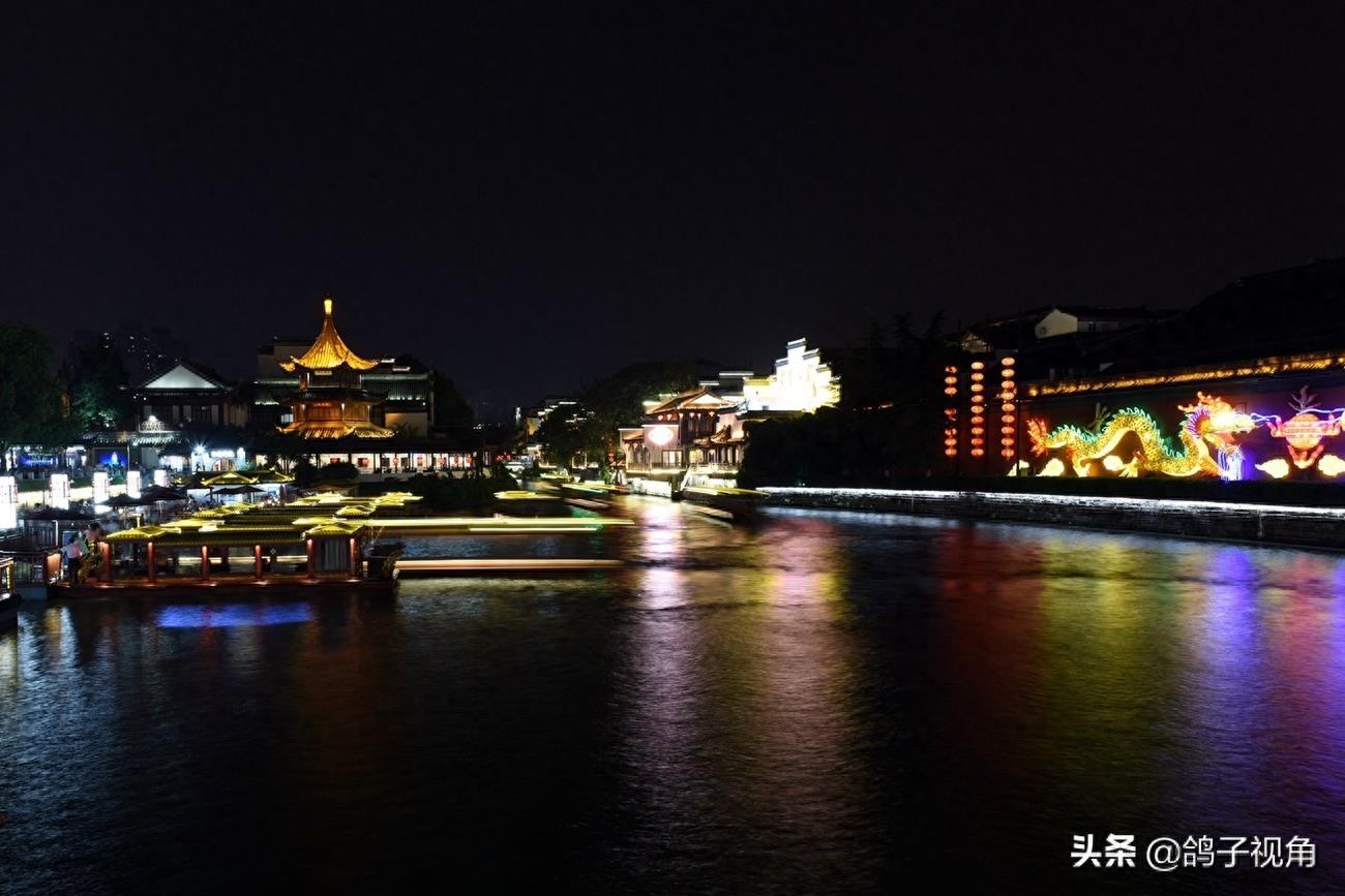 夫子庙畔秦淮河夜景灯火阑珊美不胜收，游人如在画中游