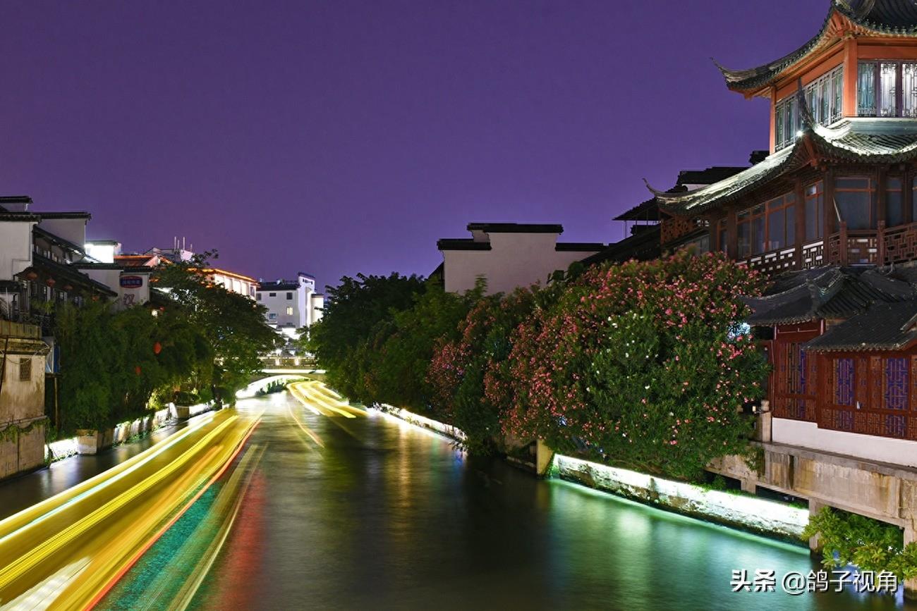 夫子庙畔秦淮河夜景灯火阑珊美不胜收，游人如在画中游