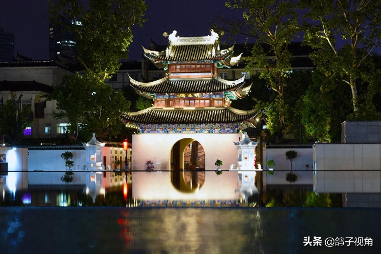 夫子庙畔秦淮河夜景灯火阑珊美不胜收，游人如在画中游