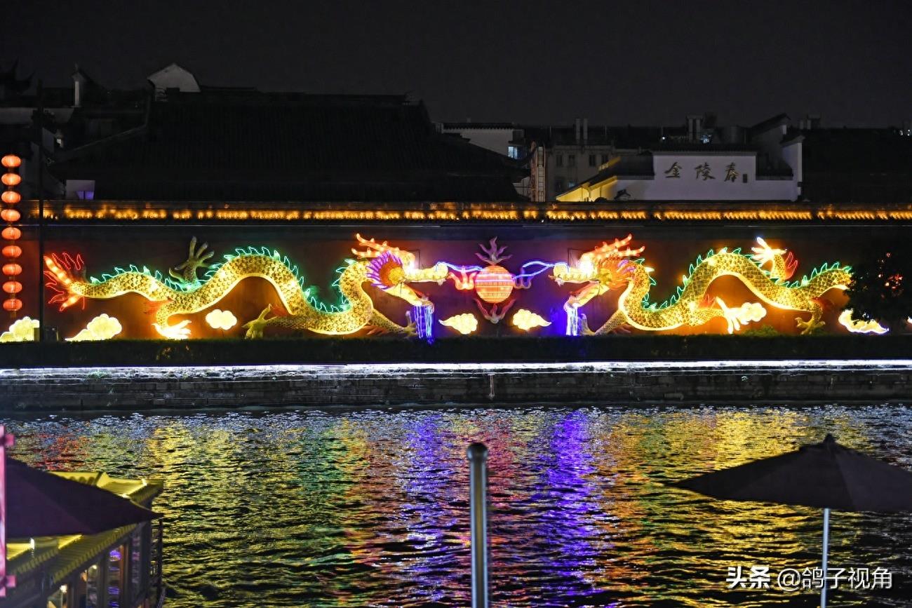 夫子庙畔秦淮河夜景灯火阑珊美不胜收，游人如在画中游