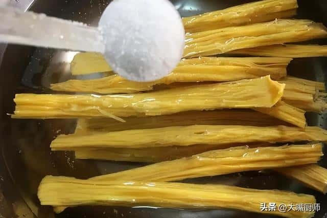 干腐竹快速泡发的方法（5分钟快速泡腐竹小窍门）