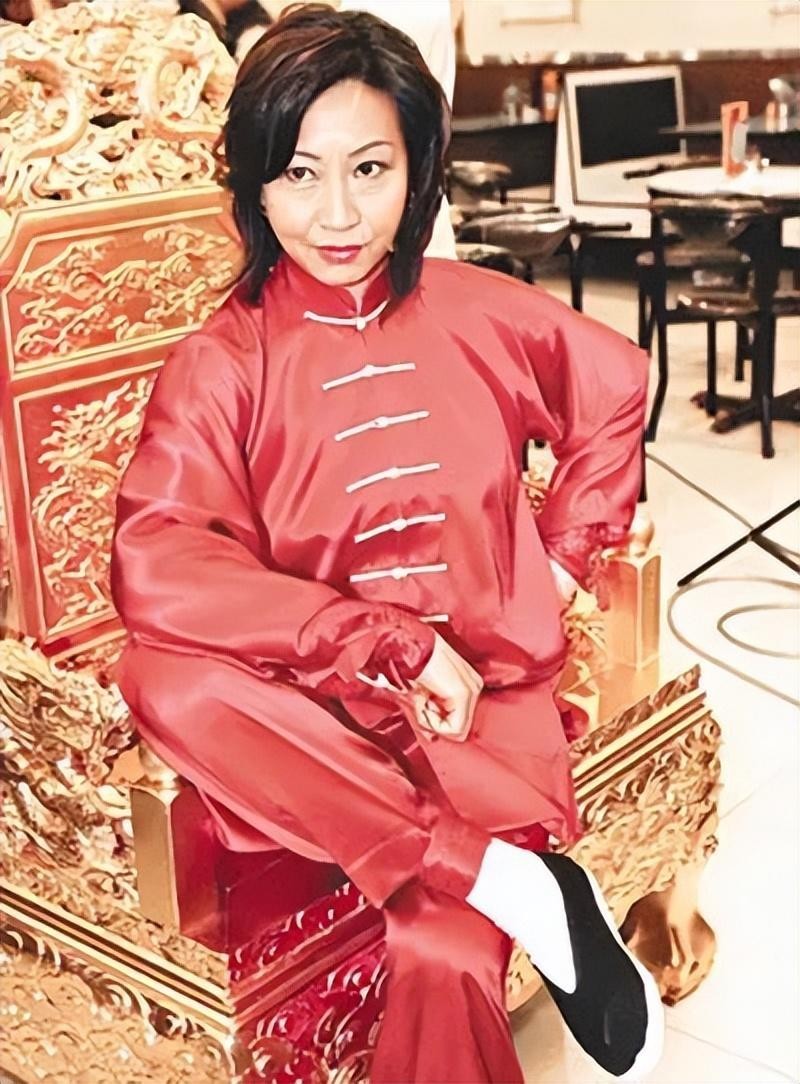 元华元秋什么关系（息影18年的元秋被周星驰请出山）