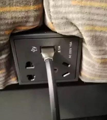 高铁的充电插座在哪(D开头高铁二等座插座图)