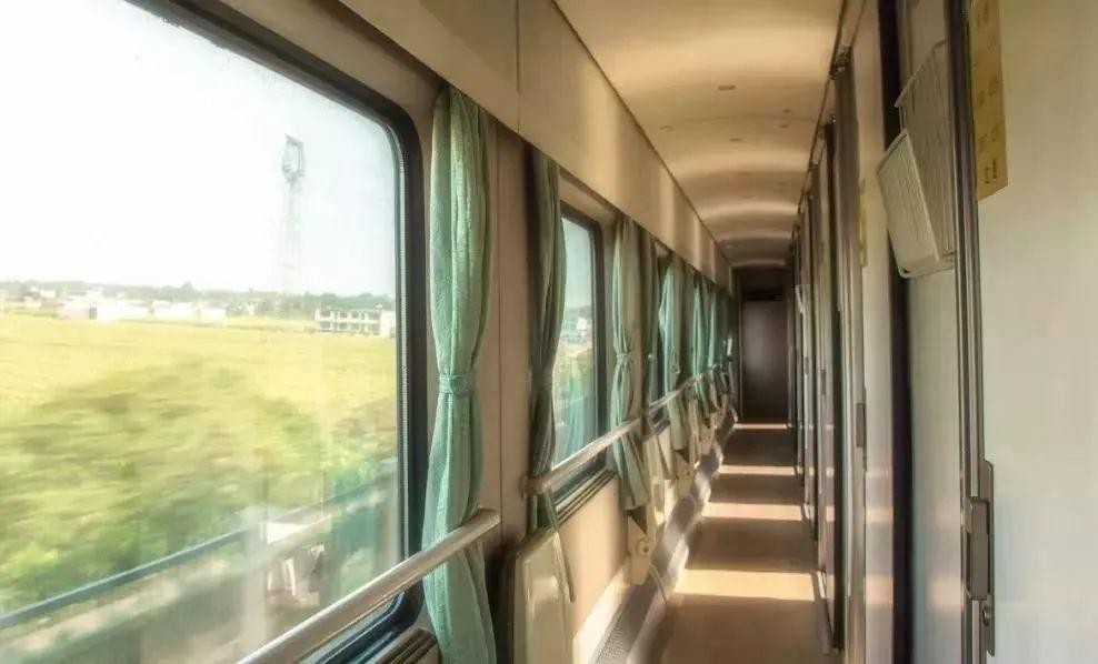 高铁的充电插座在哪(D开头高铁二等座插座图)