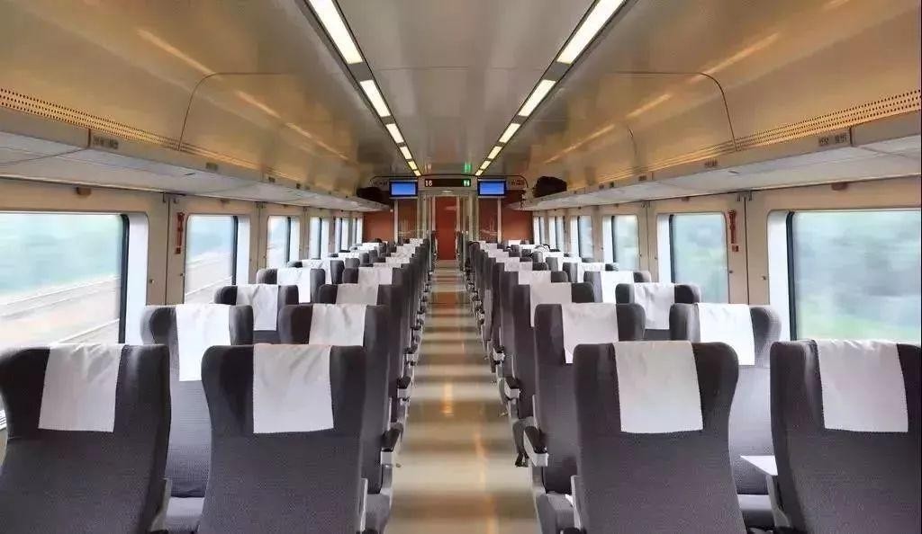 高铁的充电插座在哪(D开头高铁二等座插座图)