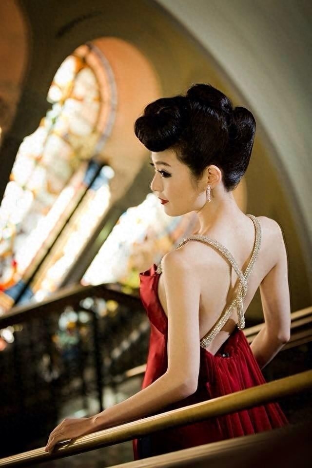 组图:新一任“晶女郎”蔡洁