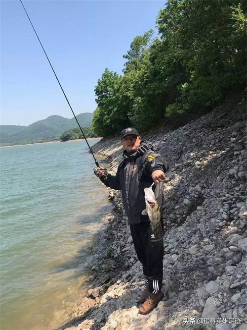 昔日老山前线一等战功英雄王高银，如今已是光荣退休的年轻老干部