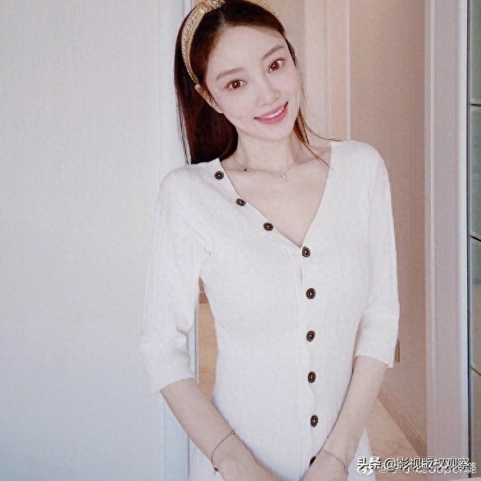 李小璐晒九宫格性感写真大片，穿自家新款服装做直播