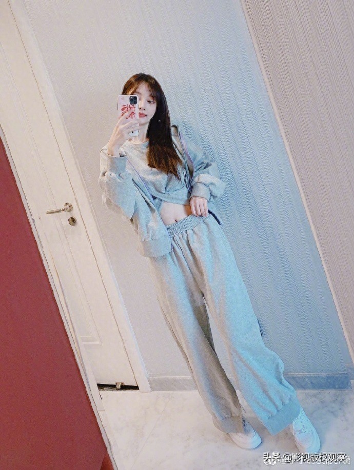 李小璐晒九宫格性感写真大片，穿自家新款服装做直播