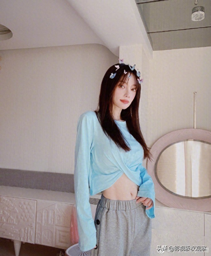 李小璐晒九宫格性感写真大片，穿自家新款服装做直播