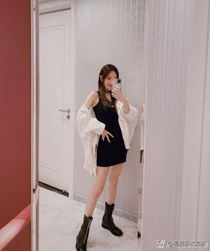 李小璐晒九宫格性感写真大片，穿自家新款服装做直播