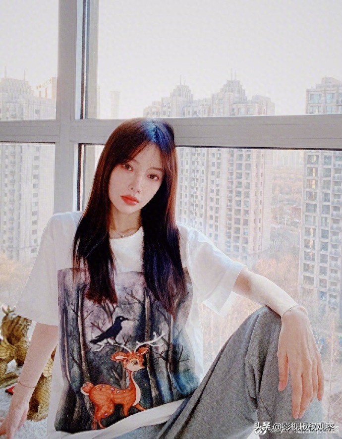 李小璐晒九宫格性感写真大片，穿自家新款服装做直播