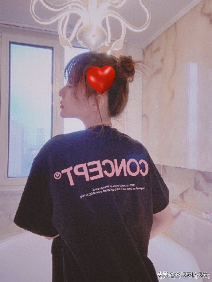 李小璐晒九宫格性感写真大片，穿自家新款服装做直播