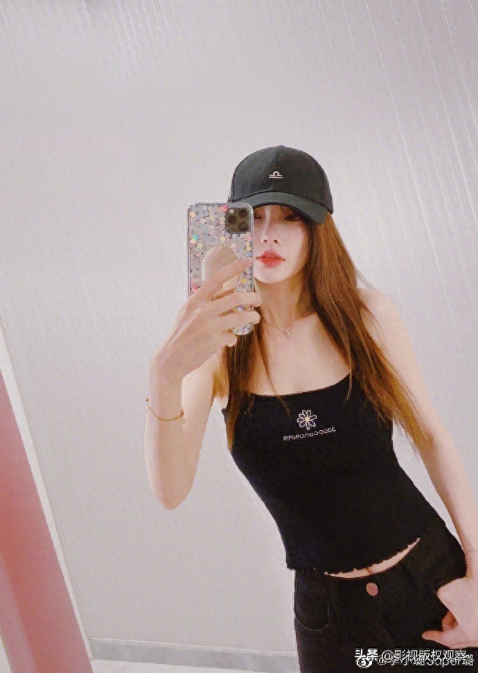 李小璐晒九宫格性感写真大片，穿自家新款服装做直播