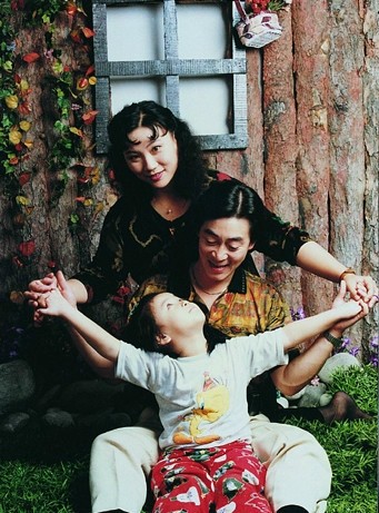 57岁“美猴王”六小龄童和他的妻子于虹近照！