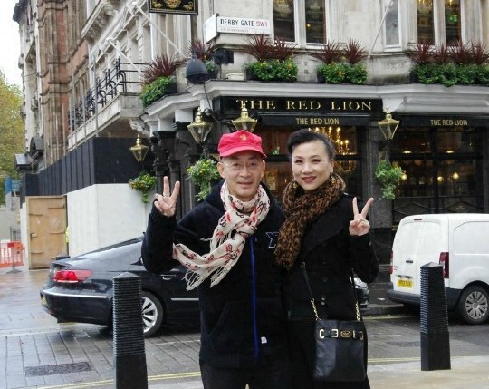 57岁“美猴王”六小龄童和他的妻子于虹近照！