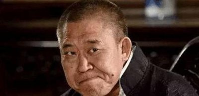 ​《大宅门》在白家骗吃骗喝，贼眉鼠眼的韩荣发，终究自食其果