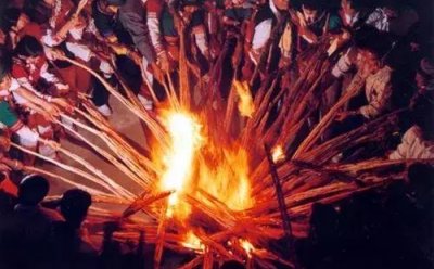 ​火把节是哪个民族的节日（彝族火把节的来历）