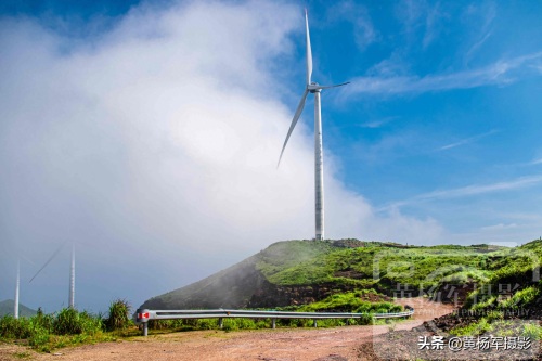 江西于都县屏山牧场的绵延草甸风光，蓝天白云百态千姿景色美如画