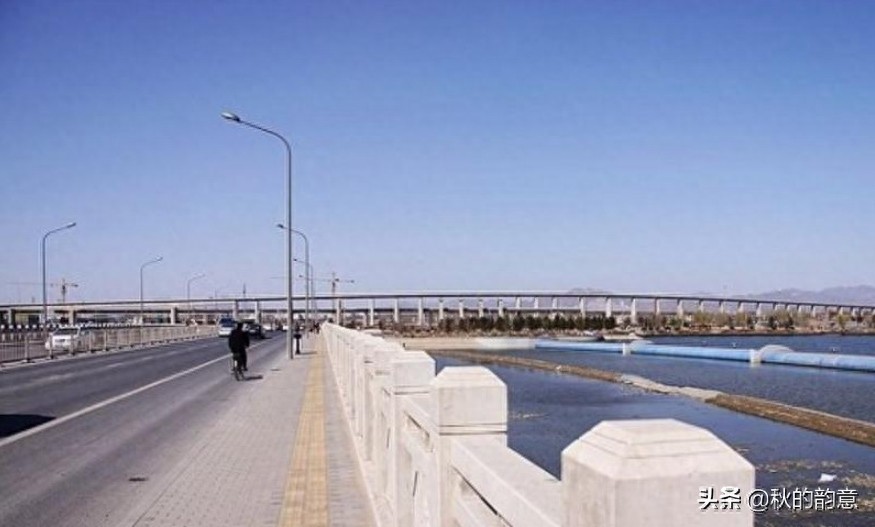 北京卢沟桥，全长266.5米，是北京市现存最古老的石造联拱桥