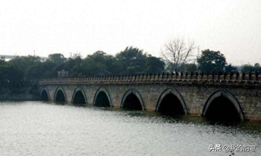 北京卢沟桥，全长266.5米，是北京市现存最古老的石造联拱桥