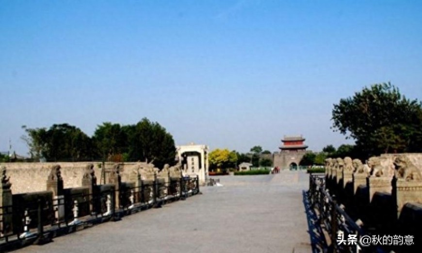 北京卢沟桥，全长266.5米，是北京市现存最古老的石造联拱桥