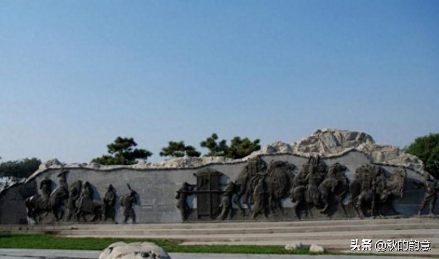 北京卢沟桥，全长266.5米，是北京市现存最古老的石造联拱桥