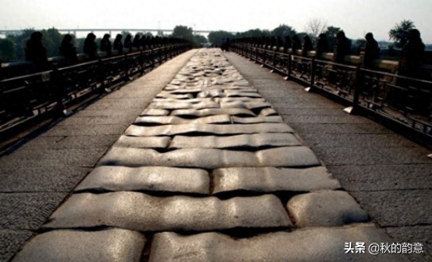 北京卢沟桥，全长266.5米，是北京市现存最古老的石造联拱桥