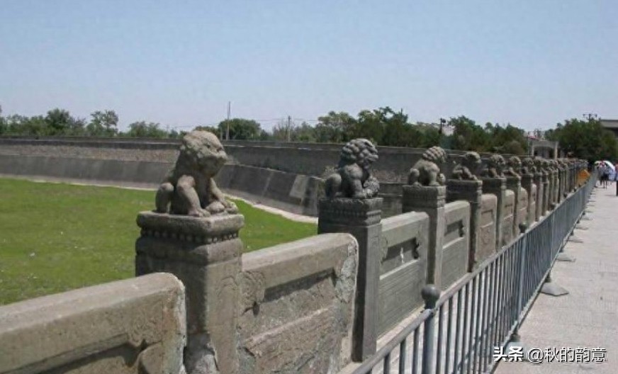 北京卢沟桥，全长266.5米，是北京市现存最古老的石造联拱桥
