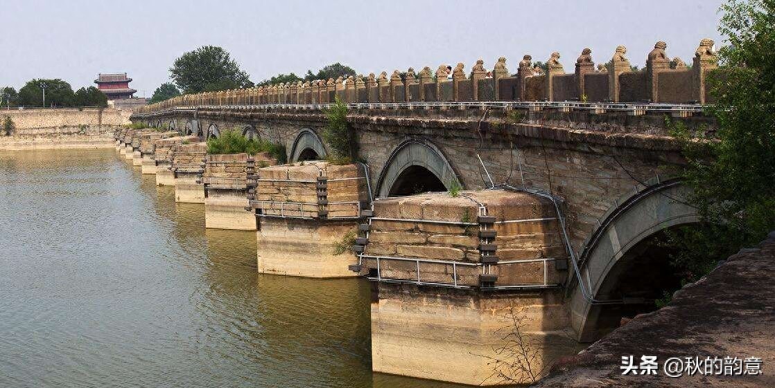 北京卢沟桥，全长266.5米，是北京市现存最古老的石造联拱桥