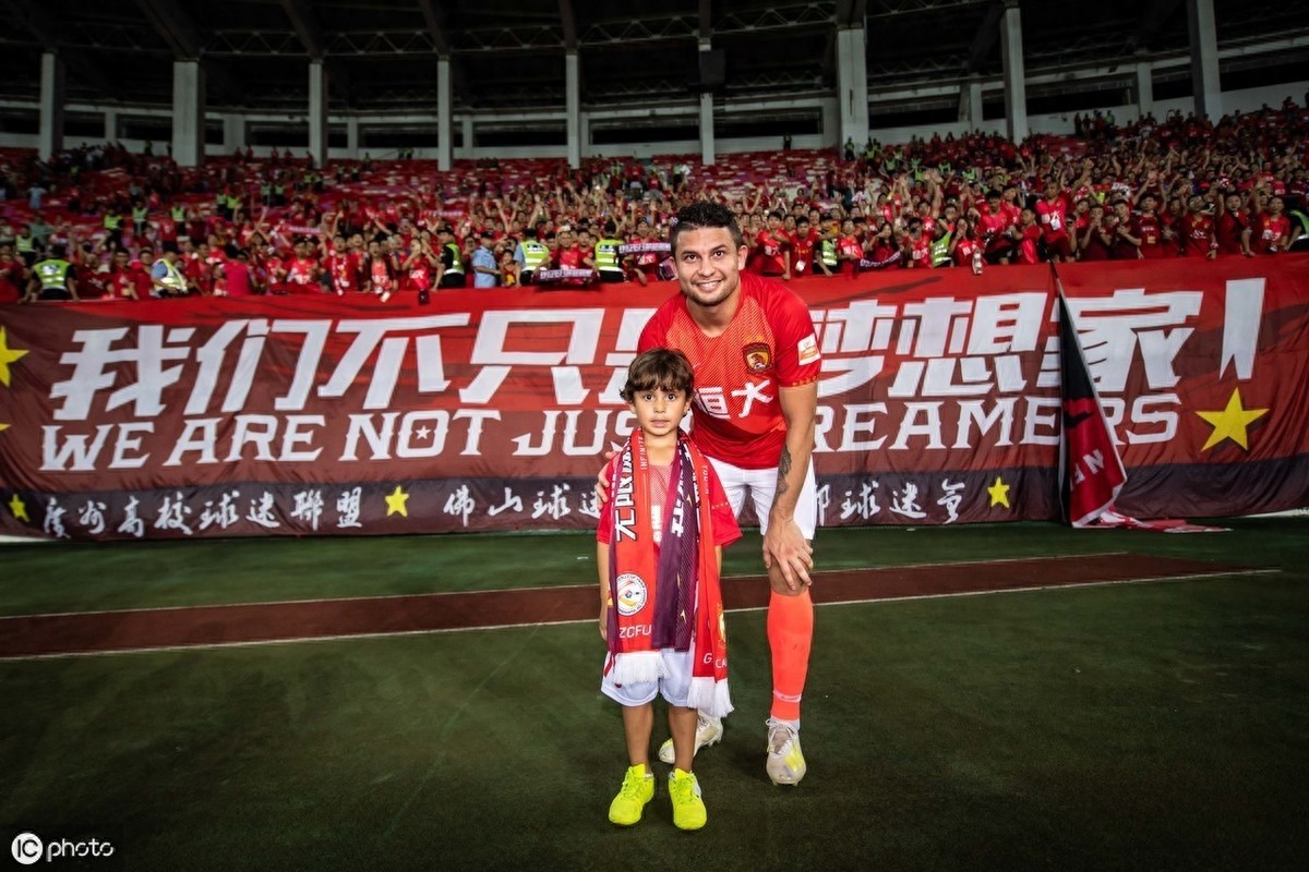 “艾克森”入选国足集训名单,回顾“埃神”中国踢球历史性瞬间