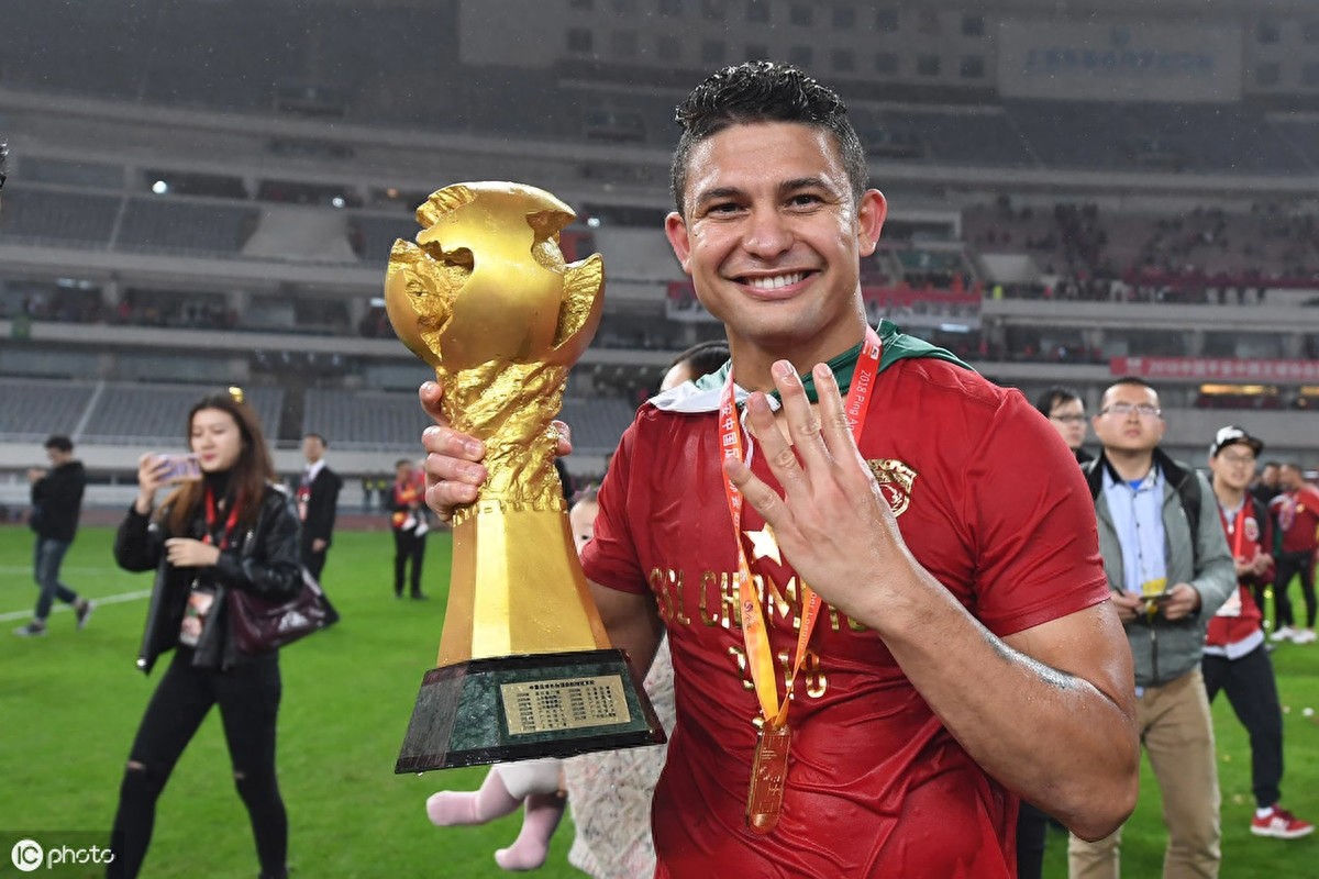 “艾克森”入选国足集训名单,回顾“埃神”中国踢球历史性瞬间