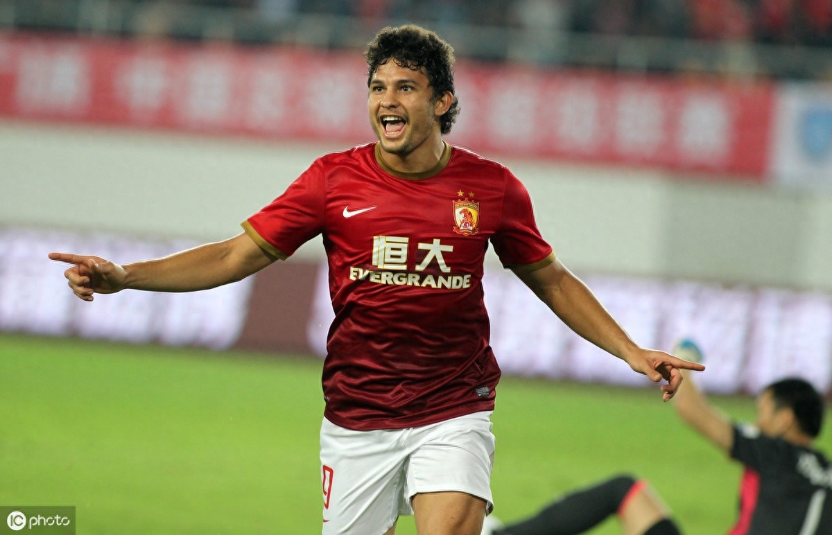 “艾克森”入选国足集训名单,回顾“埃神”中国踢球历史性瞬间