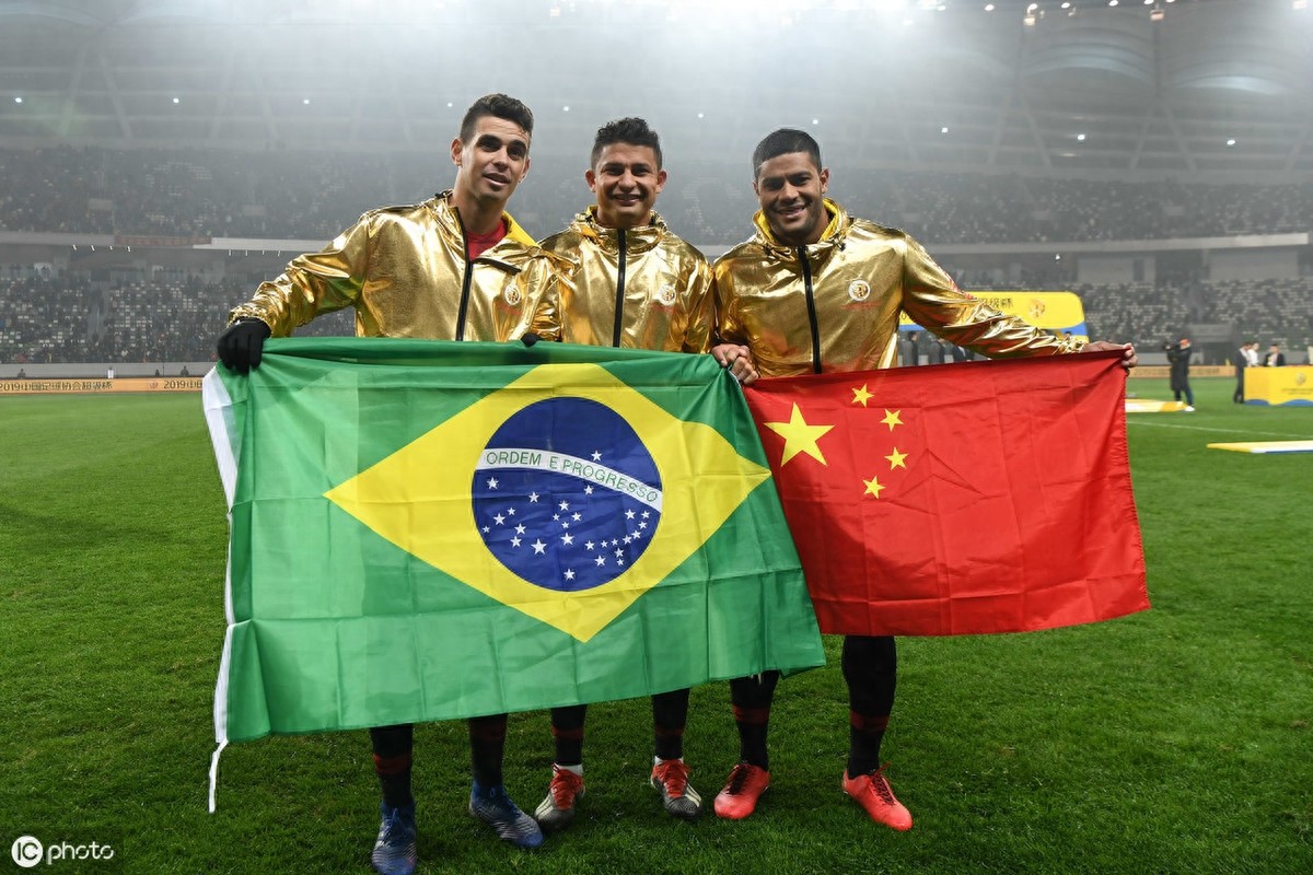 “艾克森”入选国足集训名单,回顾“埃神”中国踢球历史性瞬间